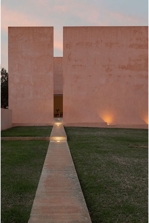 Discover architectural poetry at Villa Amarador by the renowned duo John Pawson/Claudio Silvestrin. A pink masterpiece of timeless elegance, framed by a grand pathway in Majorca. Mallorca Villa, Claudio Silvestrin, Villas Luxury, John Pawson, Holiday House, Luxury Rentals, Balearic Islands, Majorca, Next Holiday