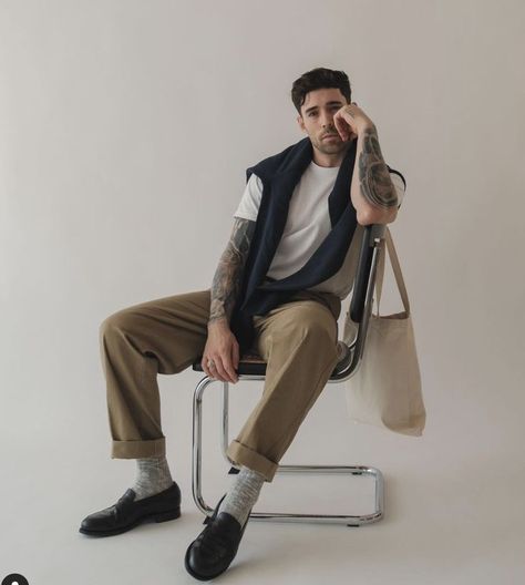 Menswear Daniel Simmons tote bag Tote bag outfit penny loafers style Penny loafers mens outfit Loafer Outfit Men, Men Loafers Outfit, Loafers Outfit Casual, Penny Loafers Outfit, Daniel Simmons, Men's Street Fashion, Loafers Men Outfit, Vintage Outfits Men, Loafers Outfit