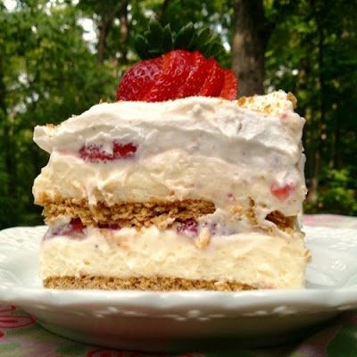 Strawberry Cream Cheese Icebox Cake, Cream Cheese Icebox Cake, Layered Dessert Recipes, Graham Cracker Recipes, Icebox Cake Recipes, Biscuits Graham, Coconut Dessert, Torte Cupcake, Layered Desserts