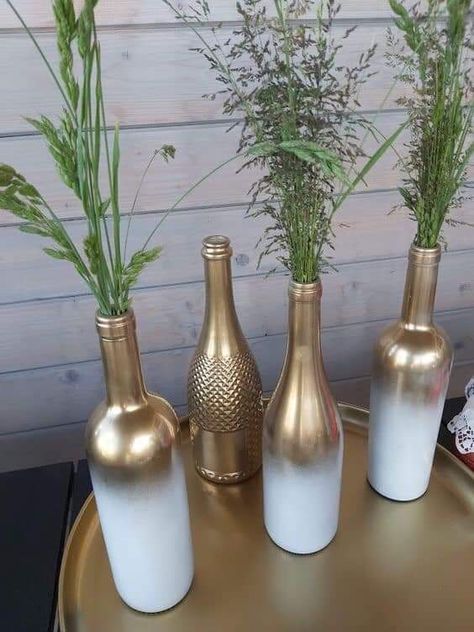 Glass Bottle Decor, Wine Bottle Centerpieces, Deco Champetre, Bottle Centerpieces, Empty Wine Bottles, Glass Bottle Diy, Glass Painting Designs, Wine Wall Art, Diy Glass Bottle Crafts