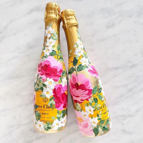 Handpainted Champagne Bottles (@handpainted_champagne) • Instagram photos and videos Painted Champagne Bottle Flowers, Painted Wedding Bottle, Painted Mini Champagne Bottle, Decorated Champagne Bottles Wedding, Painted Whiskey Bottles, Decoupage Champagne Bottles, Paint Bottles Diy, Painting On Wine Bottles, Painted Bottles Ideas