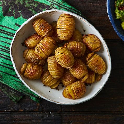 Njut av en god och smakrik måltid som tar dig 30 att tillaga. Lär dig hur man gör Hasselbackspotatis på ett smart sätt. Alla våra recept är SmartPointsberäknade. Mini Hasselback Potatoes, Christmas Potatoes, Hasselback Potatoes, Photoshop Ideas, Potato Crisps, Bbc Food, Christmas Cake Recipes, Bbc Good Food, Christmas Food Desserts