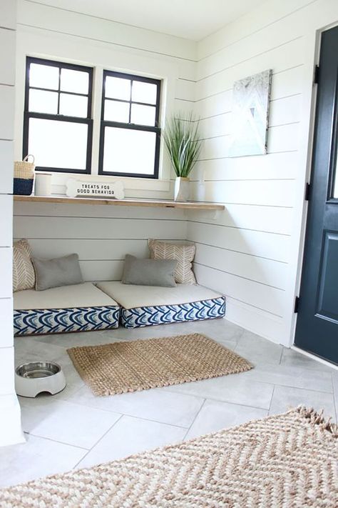 Dogs & Design Round Up Lakehouse Mudroom, Built In Dog Bed, Mudd Room, Dog Room Decor, Dog Bedroom, Puppy Room, Dog Corner, Dog Spaces, Dog Room