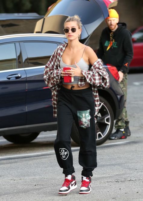 Painting Sweatpants, Air Jordan Outfit, Hailey Baldwin Street Style, Hailey Style, Celebrity Fashion Trends, Sweatpants Outfit, Jordan Outfits, Air Jordan 1 Retro High Og, Black Sweatpants