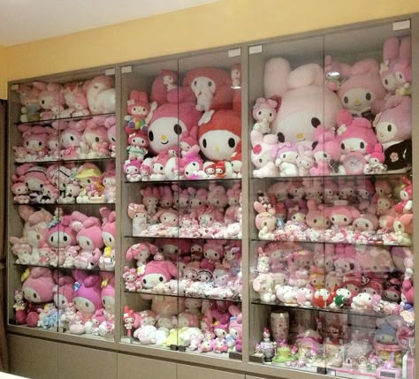 My Melody Room, Melody Room, My Melody Stuff, Kawaii Rooms, My Sanrio, Sanrio Plushies, Sanrio Store, Charmmy Kitty, Colorful Things