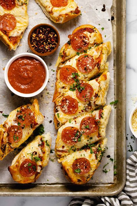 30 Minute Garlic Bread Pizza Comidas Aesthetic, Frozen Garlic Bread, Garlic Bread Pizza, Homemade Garlic Butter, Toast Pizza, French Bread Recipe, French Bread Pizza, Types Of Pizza, Pizza Ideas