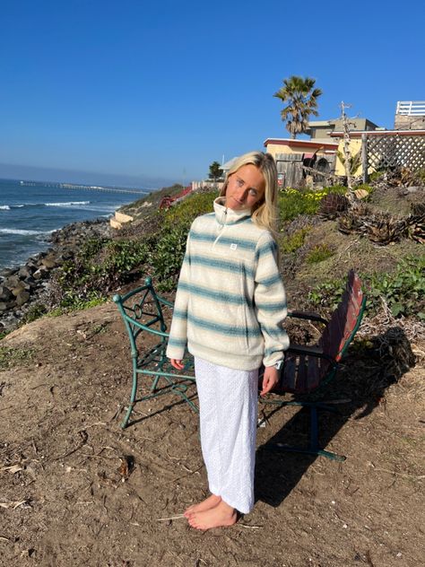 Beachy Outfits For Winter, Surfer Winter Style, Casual Surfer Outfits, Surf Winter Style, Cold Surfer Outfit, Winter Beachy Outfits, Winter Surfer Girl Style, Surfer Girl Style Winter, Surfer Winter Outfits