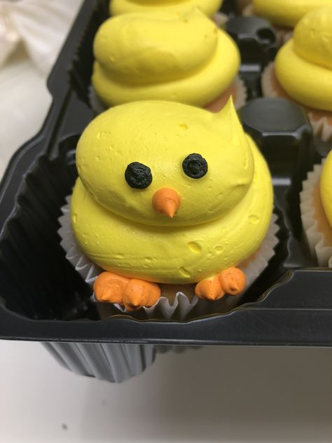 Chick cupcakes #kkscakes Easter Cakes And Cupcakes, Spring Cupcake Ideas, Easter Cupcake Ideas, Spring Cake Designs, Easter Cake Designs, Easter Themed Cakes, Chick Cupcakes, Easter Cupcakes Easy, Easter Cake Decorating