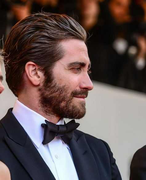 Jake Gyllenhaal Beard, Jake Gyllenhaal Haircut, Mens Hairstyles Medium, Mens Hairstyles Thick Hair, Wavy Hair Men, Men Haircut Styles, Slicked Back Hair, Corte De Cabelo Masculino, Mens Haircuts Short