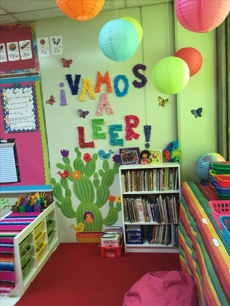 Spanish Theme Classroom, Kindergarten Classroom Spanish, Deco Classroom, Language School Decoration, Preschool Reading Corner Classroom Decor, Spanish Kindergarten Classroom, Spanish Classroom Ideas, Spanish Elementary Classroom, Library Area Ideas Preschool