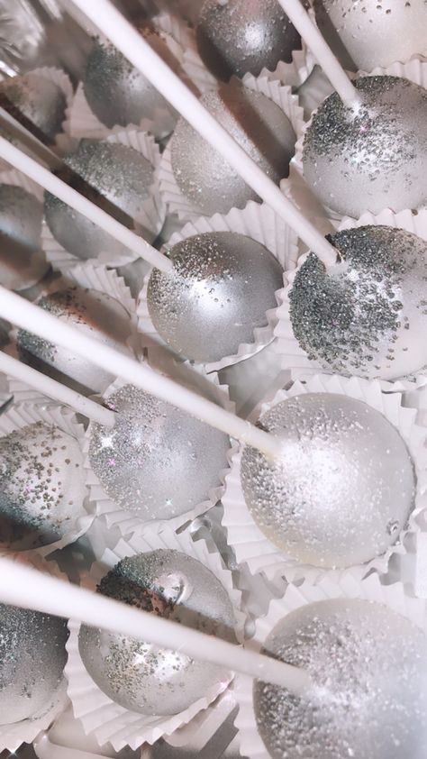 Silver Cake Pops, Taylor Swift Birthday Party Ideas, 18th Birthday Party Themes, 17th Birthday Ideas, Disco Birthday Party, Disco Party Decorations, Silver Cake, Disco Theme, Bday Party Theme