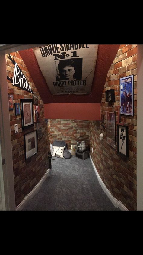 Harry Potter cupboard under the stairs! Harry Potter Cupboard, Harry Potter Closet, Harry Potter Weihnachten, Cupboard Under The Stairs, Stile Harry Potter, Harry Potter Room Decor, Harry Potter Bedroom, Baby Room Wall Decor, Under Stairs Cupboard