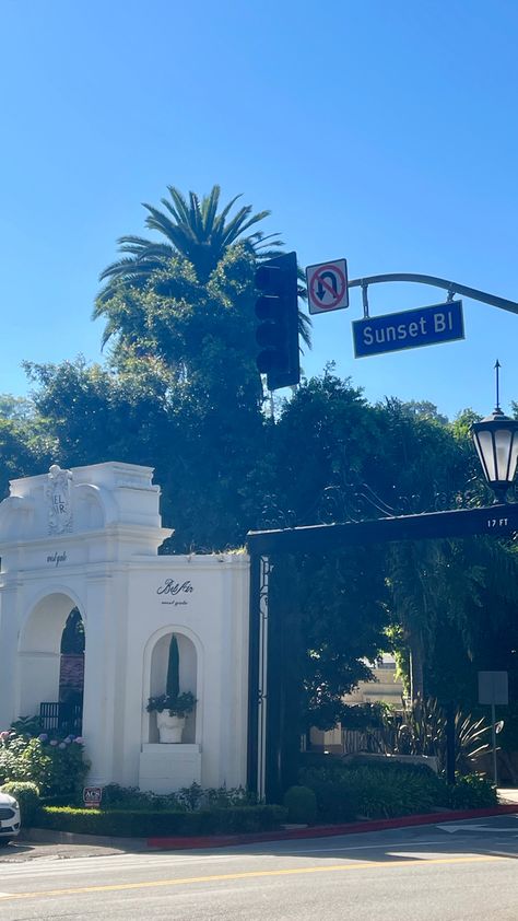 Community gate 
Los Angeles
USA
Rich people 
Sunset boulevard 
Car Bel Air Aesthetic, Bel Air Los Angeles, Bel Air California, America Aesthetic, Los Angeles Pictures, Los Angeles Architecture, Los Angeles Aesthetic, America Trip, Los Angeles Travel