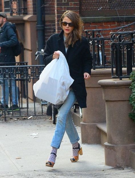 Clogs With Socks Outfit, Keri Russell Style, Clog Outfits, Clogs Outfit Fall, Doudoune The North Face, Clogs Outfit, Keri Russell, Cooler Style, Swedish Clogs