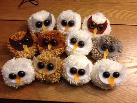 PomPom Owls - handmade pom-poms with felt faces, felt feet, and safety eyes. Quick, easy to make, and very cute! Pom Pom Owls How To Make, Yarn Pom Pom Animals, Cow Pom Pom, Pom Pom Critters, Pom Pom Halloween, Pom Pom Owl, Felt Faces, Drum Craft, Chicken Wire Sculpture