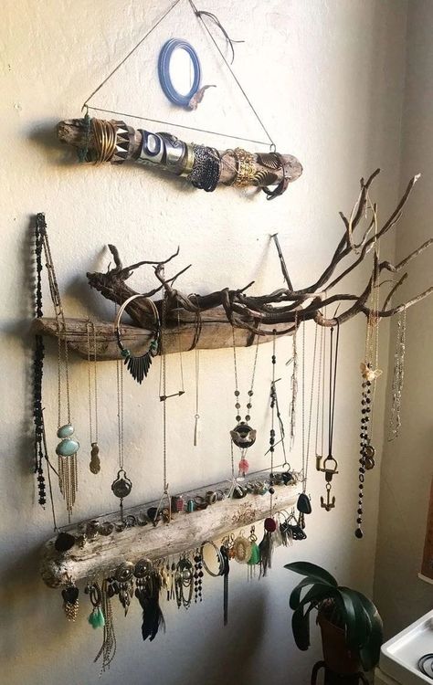 Diy Driftwood Jewelry Holder, Diy Drift Wood Decor, Natural Wood Jewelry Display, Wood Branch Jewelry Holder, Driftwood Display Ideas, Drift Wood Jewelry Holder, Jewelry Wood Display, Jewelry Organizer Bedroom, Natural Jewelry Displays