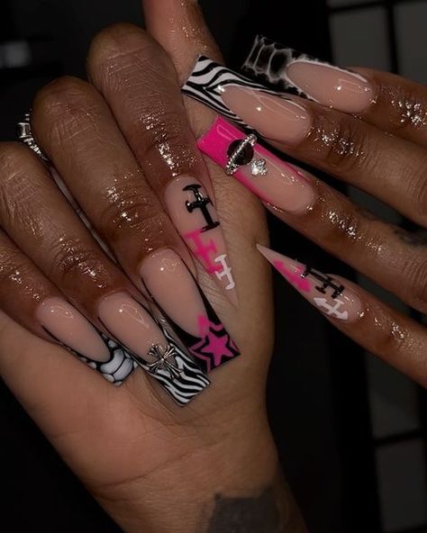 CLE NAIL TECH 💅🏽🔥 on Instagram: "i be having fun just free drawing on nails 😭, March books are now open to book ❤️ ••••••••••••••• TO BOOK ME 👇🏽 BOOK UNDER: frenchies ADD ON: full detailed art ••••••••••••••• FOLLOW ME ON OTHER SOCIALS Personal : @_simeraa Tik tok : simerastiktokduh ••••••••••••••• #clenailtech #clehairstylist #explore #trending #clemua #detroitnailtech #akronnailtech #booknow #Columbusnailtech #pressonnails #miamispringbreak #pintrestnails #clemua #nailtech #atlmua #chica Reception Nails, Medium Freestyle Nails, Birthday Freestyle Nails, Drawing On Nails, Nails March, Brown Acrylic Nails, 2023 Nails, Long Square Nails, Free Drawing