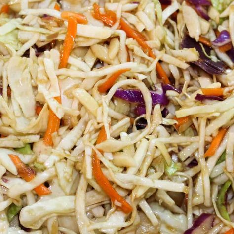 Asian Slaw Recipe, Best Coleslaw Recipe, Mediterranean Diet Recipes Dinners, Coleslaw Salad, Slaw Recipe, Asian Slaw, Chow Mein Noodles, Broccoli Slaw, Slaw Recipes