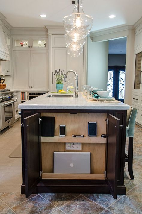 Cabinet at the end of the kitchen island acts as the charging station [From: behold design / Forte in Focus Photography] Skjulte Rum, Charging Stations, Classic Kitchen, Kitchen Island Design, Smart Kitchen, Kitchen Redo, Kitchen Remodel Idea, Updated Kitchen, Kitchen Layout