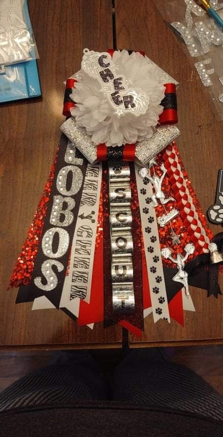 Mini homecoming mum Diy Mini Mums Homecoming, Mini Homecoming Mums, Mini Mums Homecoming, Small Homecoming Mums, Mums Hoco, Homecoming Mum Ideas, Cheer Decor, Mini Mums, Big Homecoming Mums