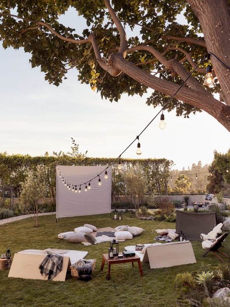 The Ultimate Outdoor Movie Night and Campout with Intel - Emily Henderson Backyard Movie Theaters, Backyard Movie Nights, Outdoor Cinema, Backyard Movie, Summer Party Decorations, Outdoor Birthday, Garden Party Decorations, Outdoor Party Decorations, Outdoor Movie