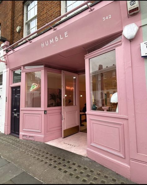 Pink Shop Front Design, Makeup Store Exterior, Pink Cafe Exterior, Store Fronts Aesthetic, Boutique Exterior Design, Storefront Design Boutique, Boutique Exterior Store Fronts, Boutique Exterior, Fashion Store Display