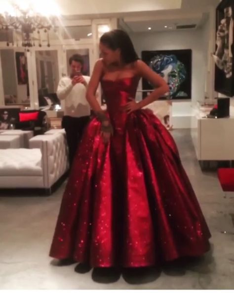 #rihanna in #zacposen ♥️ Rihanna Dress, Looks Rihanna, Zac Posen Dress, Red Ball Gown, Matric Dance, Rihanna Outfits, Bride Photoshoot, Classy Prom Dresses, Stunning Prom Dresses