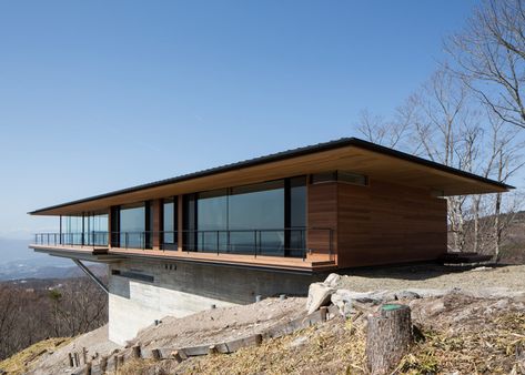 Mountainside home by Kidosaki Architects extends out into the sky Cliffside House, Architects Studio, Japanese Home Design, Hillside House, Cliff House, Floating House, Modern Architecture House, A Hill, Prefab Homes