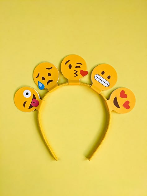 Diy Emoji Crafts, Emoji Costume Diy, Printable Emojis, Printable Headband, Emoji Halloween Costume, Emoji Decorations, Easy Last Minute Costumes, Emoji Costume, Emoji Printables