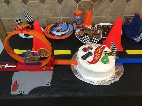 Hot Wheels Cake Diy, Hot Wheels Birthday Cake Diy, Diy Hot Wheels Cake, Wheels Cake, Hot Wheels Cake, Hotwheels Birthday Party, Hot Wheels Party, Hot Wheels Birthday, Cake Diy