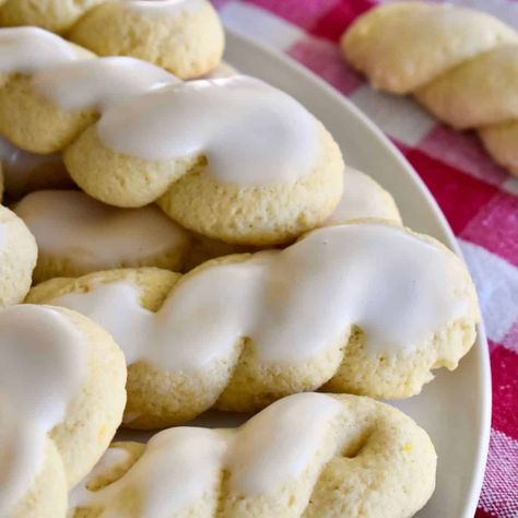 Italian Twist Cookies Recipe with Lemon Glaze Italian Twist Cookies, Twisted Cookies, Twist Cookies, Italian Lemon Cookies, Lemon Cookies Easy, Italian Sweets, Recipe With Lemon, Italian Almond Cookies, Bar Desserts