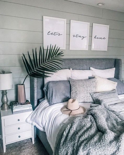 Idea Bilik Tidur, Reka Bentuk Bilik Tidur, Pillows And Blankets, Hiasan Bilik Tidur, Lets Stay Home, Bedroom Decor Cozy, Pretty Bedroom, Decor Guide, Decor Minimalist