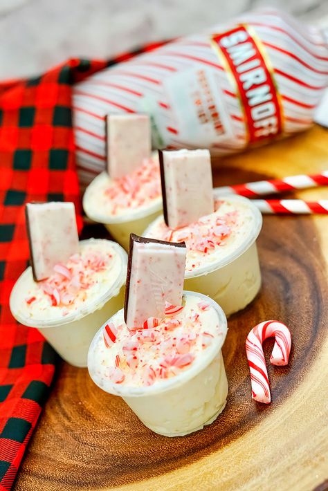 Peppermint Pudding Shots Recipe - Koti Beth Peppermint Bark Pudding Shots, Peppermint Pudding Shots, Holiday Pudding, Chocolate Pudding Shots, Pudding Shot Recipes, Winter Drink Recipes, Jello Pudding Shots, Peppermint Vodka, Chocolate Shots