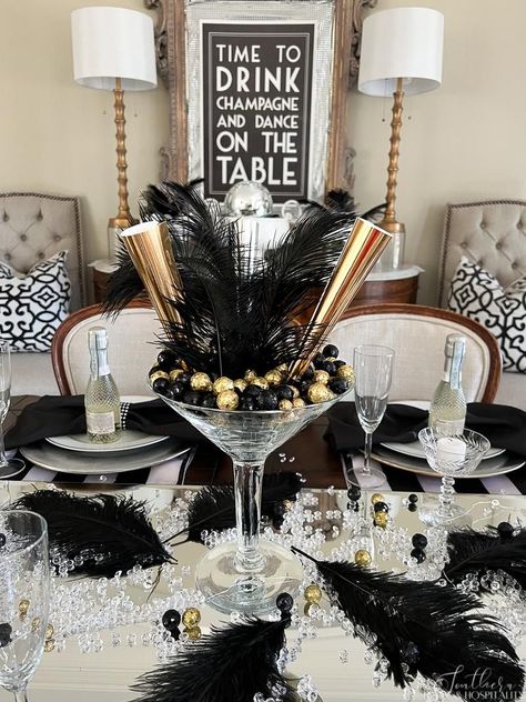 New Eve Table Decor, New Year Party Centerpieces, New Year’s Eve Wedding Centerpiece, New Year’s Eve Centerpiece Ideas, Black And Gold Centerpiece Ideas, New Years Eve Centerpiece Ideas, New Year’s Eve Table Centerpiece, New Year’s Eve Tablescape, New Year’s Eve Centerpiece