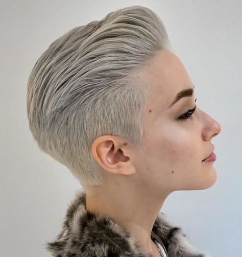 Short Female Hairstyle with Undercut Back Short Undercut, Undercut Bob, Undercut Long Hair, Undercut Styles, Tomboy Hairstyles, Pompadour Hairstyle, Shaved Undercut, Undercut Women, Hair To One Side