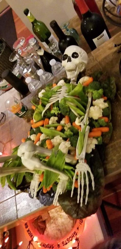 Skeleton Veggie Tray, Halloween Fruit Tray, Veggie Tray Ideas, Halloween Themed Appetizers, Halloween Veggie Tray, Puking Pumpkin, Halloween Food Appetizers, Healthy Halloween Snacks, Halloween Fruit