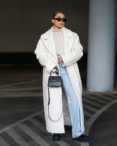 Ideas for fall outfit style. Latest and trending ideas for fall outfits and fashion tips. Off White Coat Outfit, White Long Coat Outfit, Long White Coat Outfit, Ivory Coat Outfit, White Trench Coat Outfit, Outfit Manteau, White Coat Outfit, Long White Coat, Trench Outfit