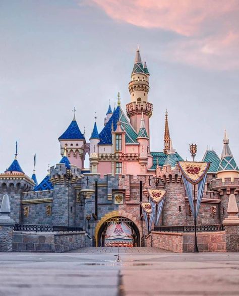 Disneyland California Castle, Blue Roof Tiles, Anaheim Disneyland, Disneyland Anaheim, Disney Lifestyle, Blue Roof, Sleeping Beauty Castle, Cute Disney Pictures, Anaheim California