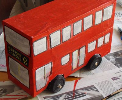 how to make a double-decker bus out of shoeboxes Cardboard Bus, Junk Modelling, Bus Crafts, Bus Art, Decker Bus, Wheels On The Bus, Red Bus, Double Decker Bus, Fun Fair