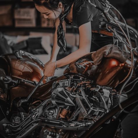 Mechanic Woman Aesthetic, Sci Fi Mechanic Aesthetic, Space Mechanic Aesthetic, Woman Mechanic Aesthetic, Mechanic Girl Aesthetic, Girl Mechanics Aesthetic, Jungkook Motorsport, Female Mechanic Aesthetic, Mechanic Couple