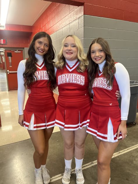 Cheerleading Poses, Hogwarts Outfits, Cute Cheer Pictures, Cheryl Blossom Riverdale, Cute Cheerleaders, Cheerleader Costume, Cheerleading Uniforms, Cheer Uniform, Cheer Outfits