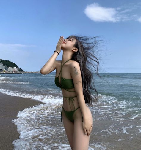 Swimwear Aesthetic, Pool Poses, Korean Fits, The Pause, Beach Pictures Poses, Seductive Clothes, Foto Ideas Instagram, Cute Swimsuits, Beach Poses