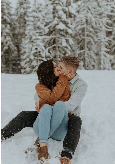 Photoshoot Ideas For Boyfriend, With Dog, Winter Couple Pictures, Photos Snow, Couple Photography Winter, Winter Engagement Photos Outfits, Snow Engagement Photos, Snow Engagement, Inspi Photo