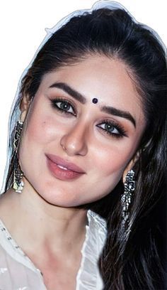 Indian Actress Makeup Looks, Classic Indian Makeup, Kareena Kapoor Kajal Eyes, Makeup Ideas Indian Skin, Cat Pretty Makeup Look, Kohl Makeup Looks, Day Makeup Looks Indian, Kareena Kapoor Makeup Looks, Day Makeup Looks Natural Indian