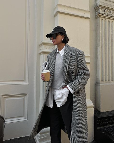 Herringbone Coat Outfit, Paris Winter Street Style, Herringbone Coat Women, Dublin Street Style, Looks Paris, Effortless Chic Outfits, Dark Grey Coat, Coat Styling, Ootd Autumn