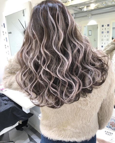 Brown Hair Balyage, Boo Hairstyle, Japanese Hair Color, Hair Color Underneath, Beauty Hair Color, Blonde Streaks, Japanese Hair, Haute Hair, Gray Hair Highlights