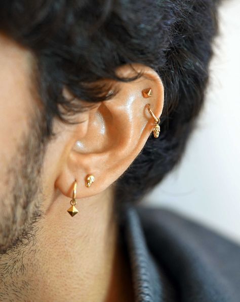 Men’s Diamond Earrings, Men Cartilage Piercing, Men’s Ear Rings, Guy Ear Piercings, Gold Bali For Men, Mens Earrings Aesthetic, Guy Piercings, Men Earrings Aesthetic, Men With Earrings