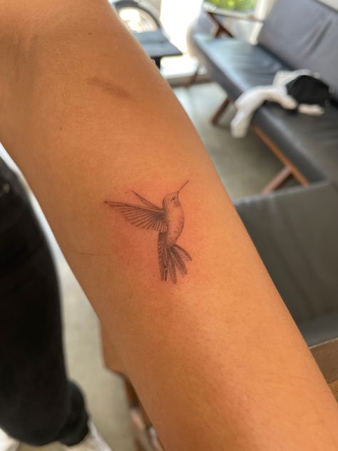 Small Bird Tattoo Placement, Minimalist Small Tattoo Ideas, Women Bird Tattoos, Hummingbird Stamp Tattoo, Bird Tattoo Back Of Arm, Bird Tattoo Fine Line, Hummingbird Back Tattoo, Two Bird Tattoo, Tiny Hummingbird Tattoo