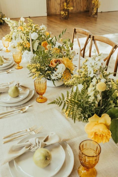 Sun Theme Wedding, Baby Yellow Wedding Theme, Yellow Dinner Party, Yellow Engagement Party, Mustard Wedding Theme, Light Yellow Weddings, Yellow And White Wedding, Yellow Wedding Decorations, 21 Dinner