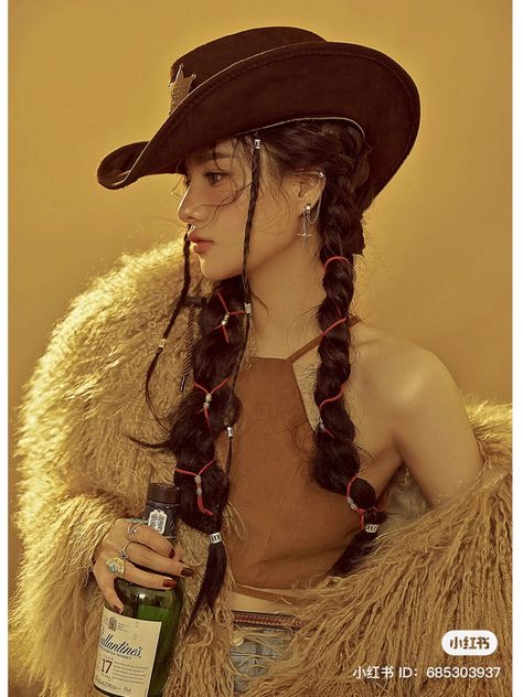 Modern Cowboy Aesthetic Fashion, Cowgirl Outfits Cow Print, Leather Cowgirl Outfit, Cowboy Aesthetic Outfit, Cowgirl Oc, Cowgirl Poses, Cowboy Photoshoot, Cowboy Aesthetic, Fest Outfits